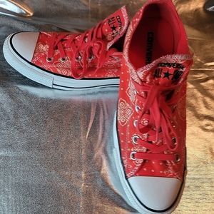 RED/WHITE WOMEN'S CONVERSE SIZE 9
